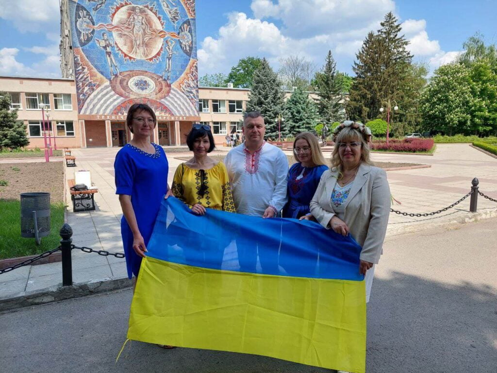 Зі святом вишиванки, Україно!